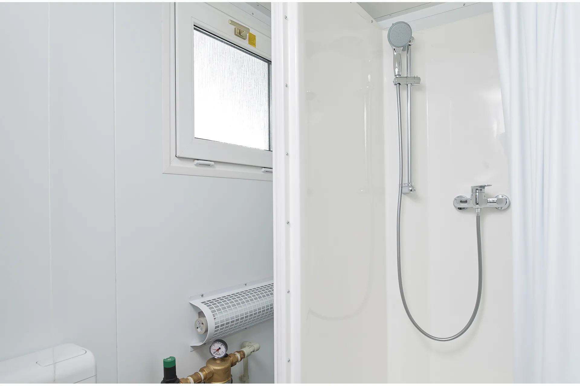 8Ft x 5Ft Mains Toilet/Shower - Image 3